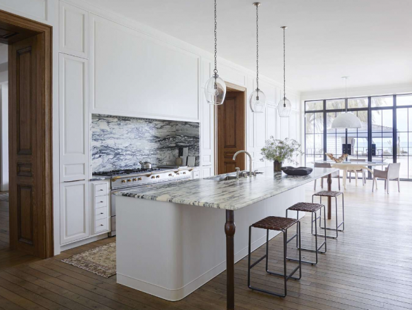 Dapur mewah dan elegan dengan aksen kaca floor-to-ceiling
